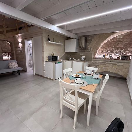 Epoca Suite House Трани Екстериор снимка