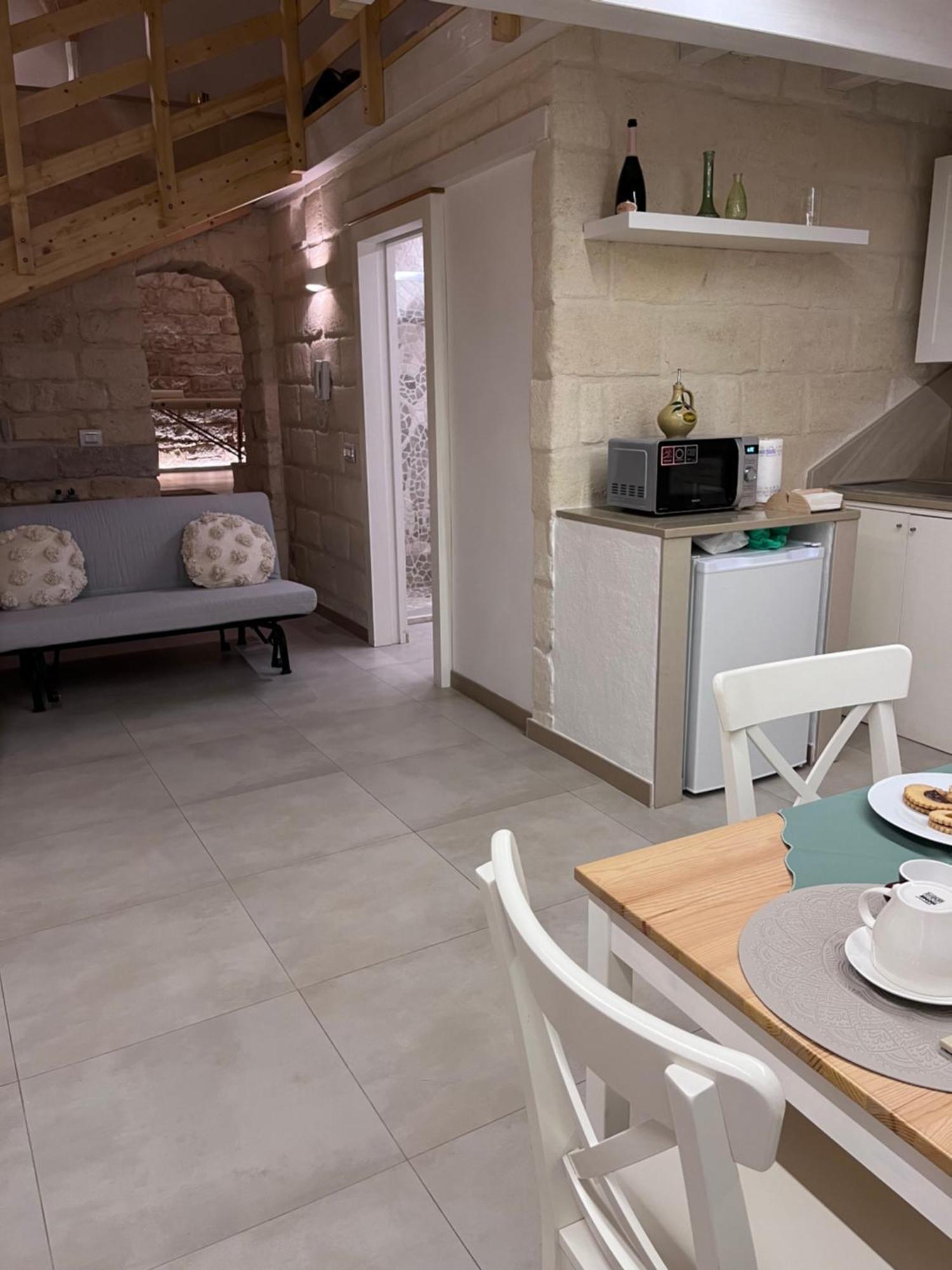 Epoca Suite House Трани Екстериор снимка