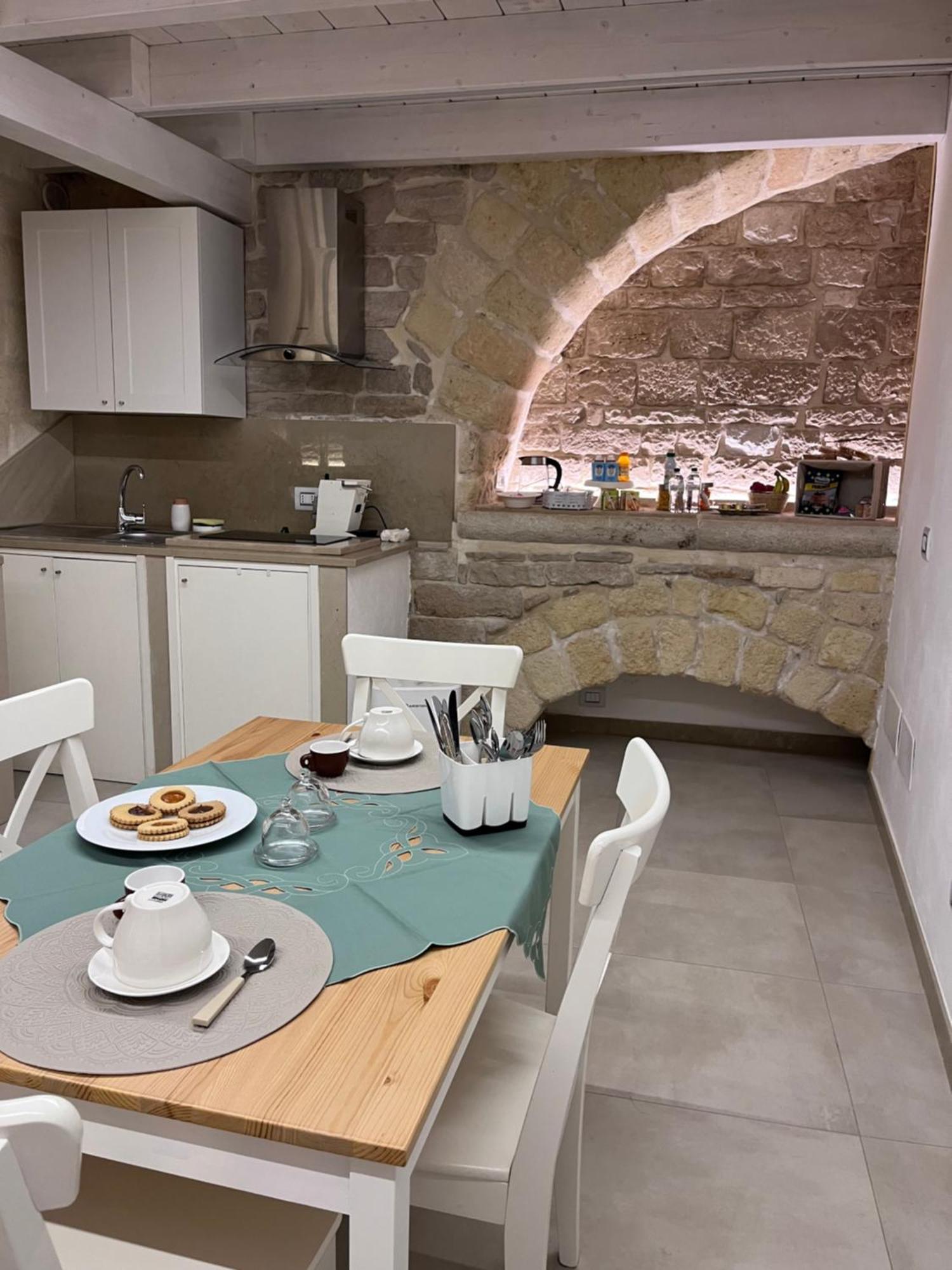 Epoca Suite House Трани Екстериор снимка