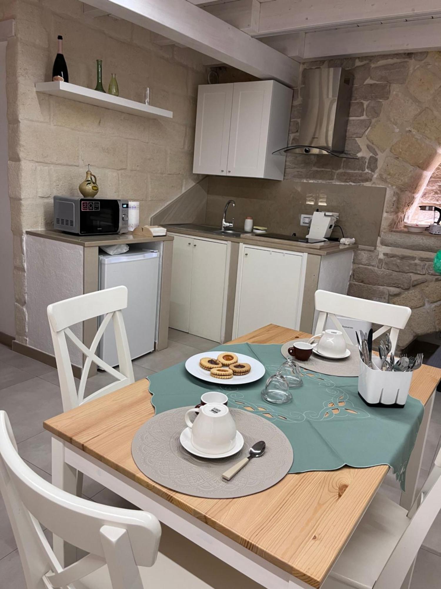 Epoca Suite House Трани Екстериор снимка