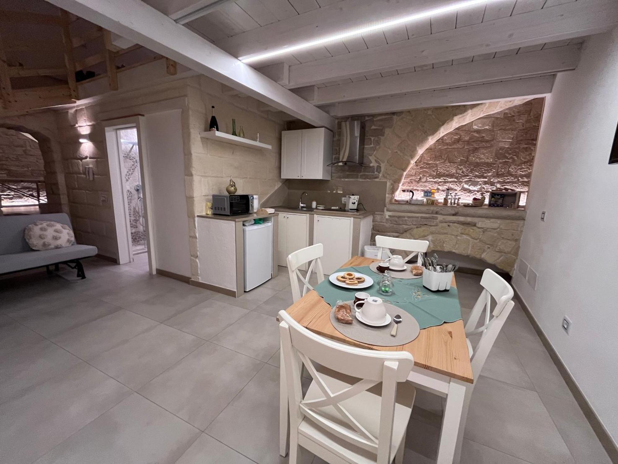 Epoca Suite House Трани Екстериор снимка